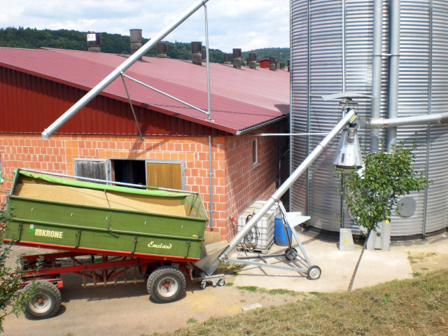 Verladung von Erntegut in ein Silo mittels Gebläse